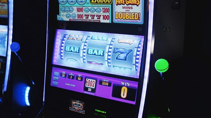 经典幸运7老虎机（Classic 7 Slot）主题配图：复古街机与休闲游戏场景