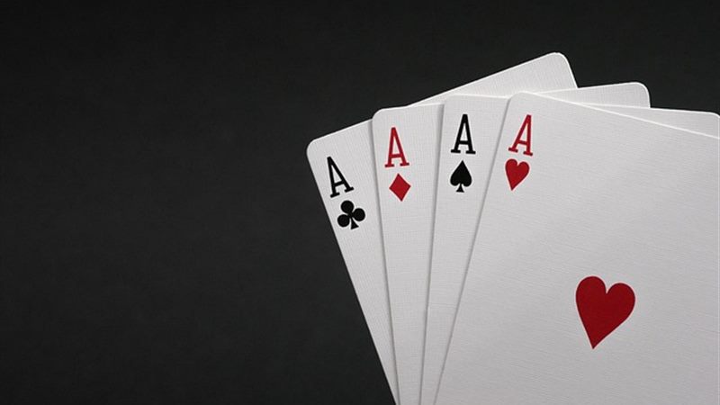 钻石豪门老虎机（Diamond Riches Slot）主题配图：复古街机与休闲游戏场景